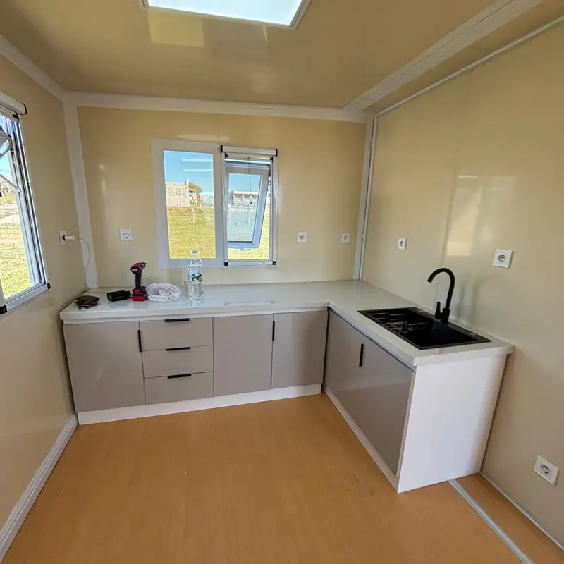 Cocina con mesada, bacha y muebles bajo mesada