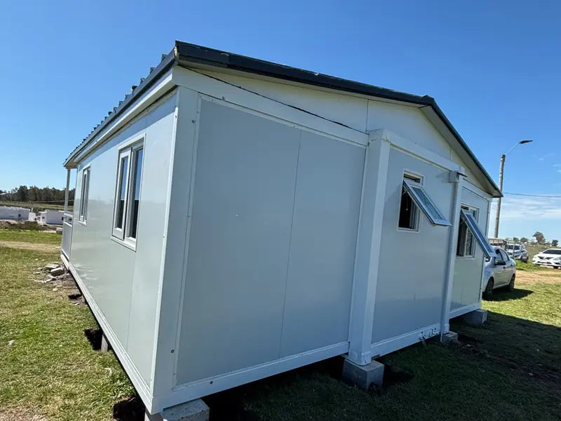 Casa modular apoyada sobre bases, elevada del suelo