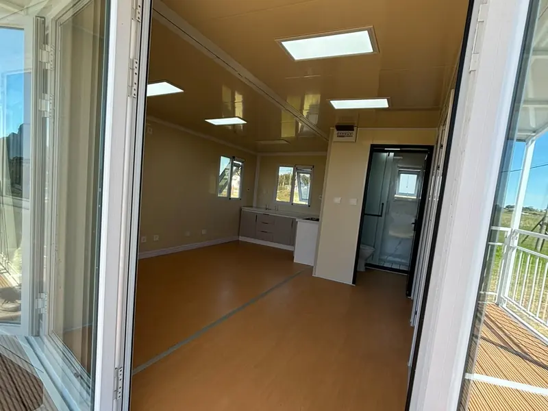 Puerta doble vidriada de acceso a la casa modular