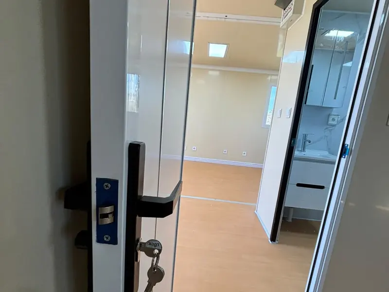 Puerta interior con cerradura y llave