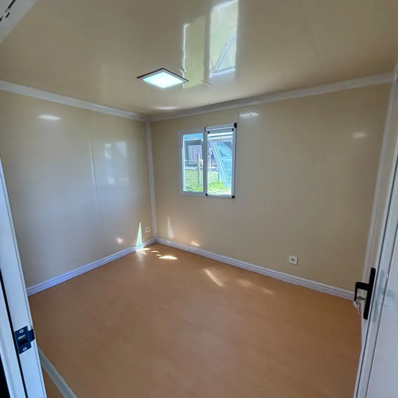 Dormitorio con ventana y luz natural