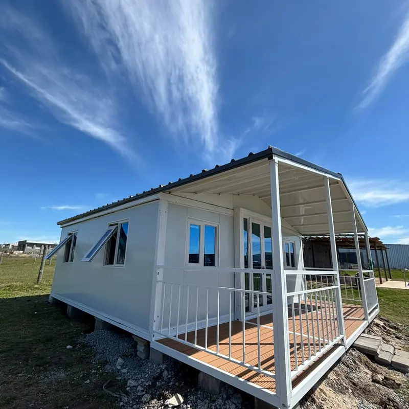 Vista lateral de la casa modular con galería