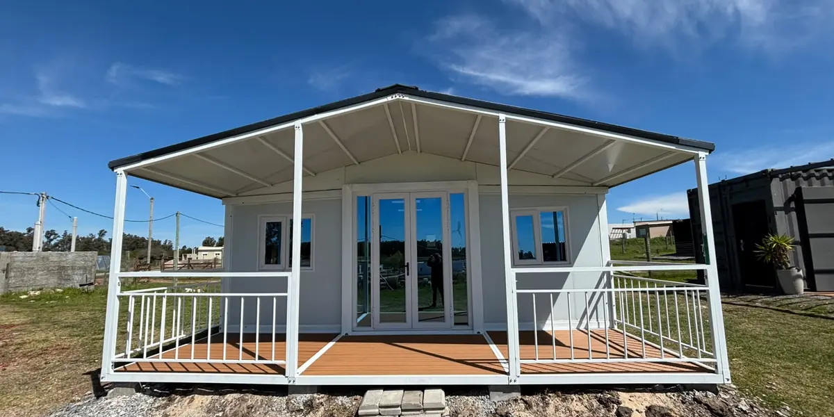 Fachada de la casa modelo Tangente con galería techada y deck (opcional)