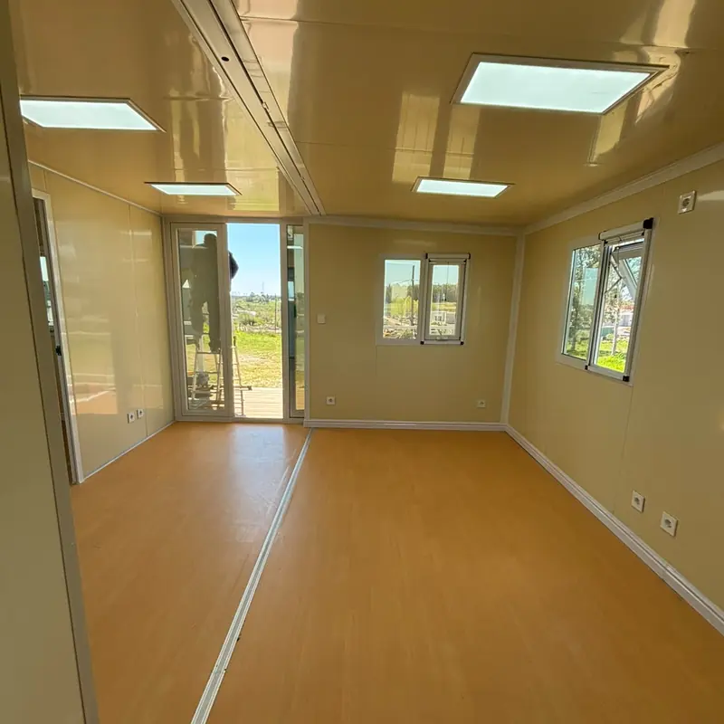 Living amplio con piso símil madera y abertura a la galería